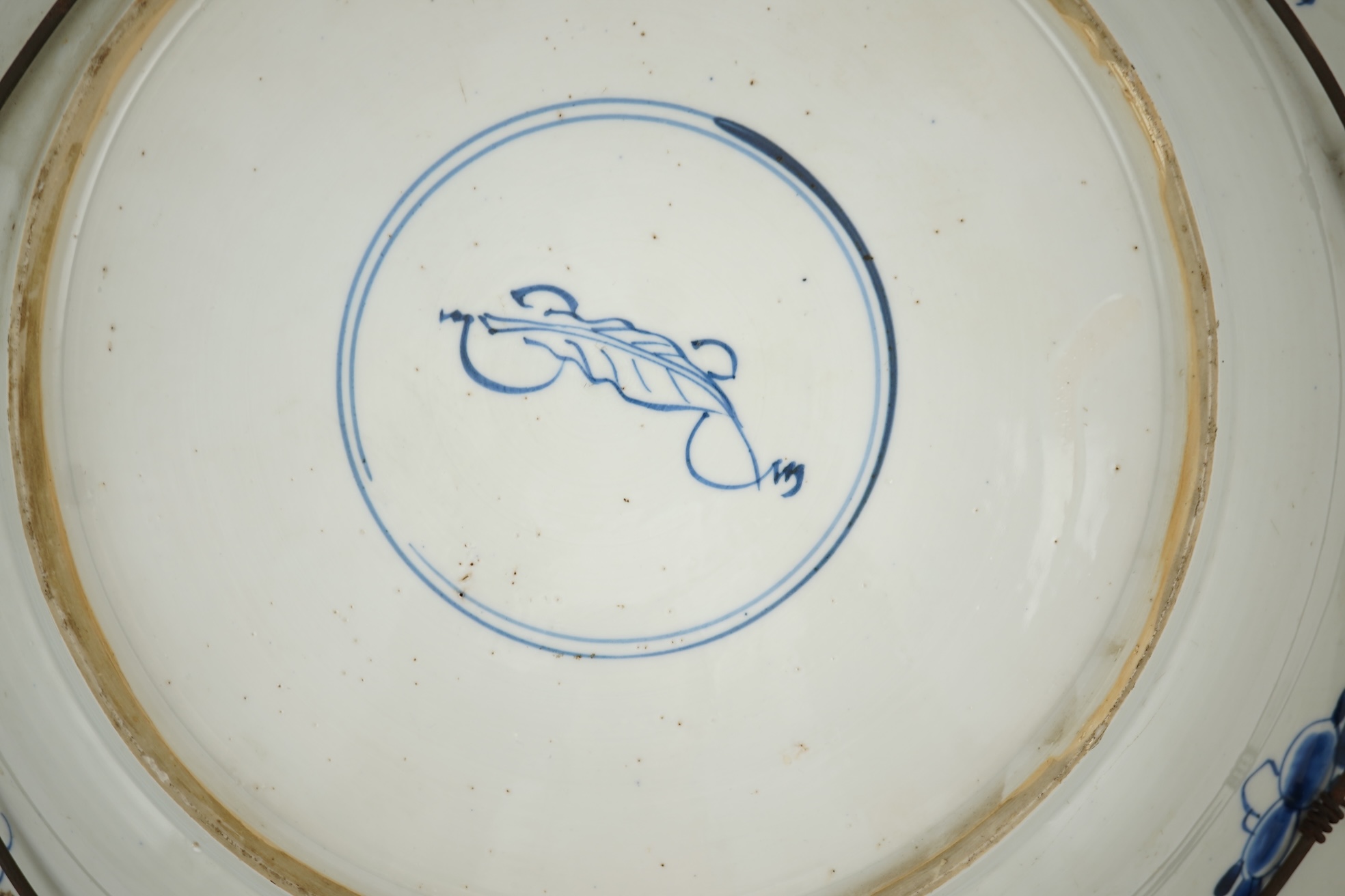 A Chinese blue and white charger, Kangxi period (1662-1722)